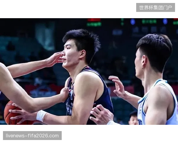 徐昕与焦泊乔在国家队热身赛中表现抢眼，引发外界对杜锋用人策略的讨论